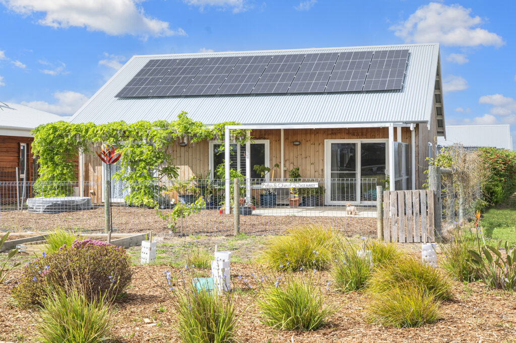 Small Footprint...Big Life - UNDER OFFER 2 32 Kulbardi Way 1 1
